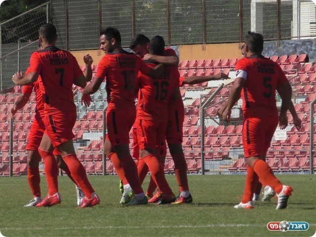 שחקני כפר שלם חוגגים ניצחון ביתי